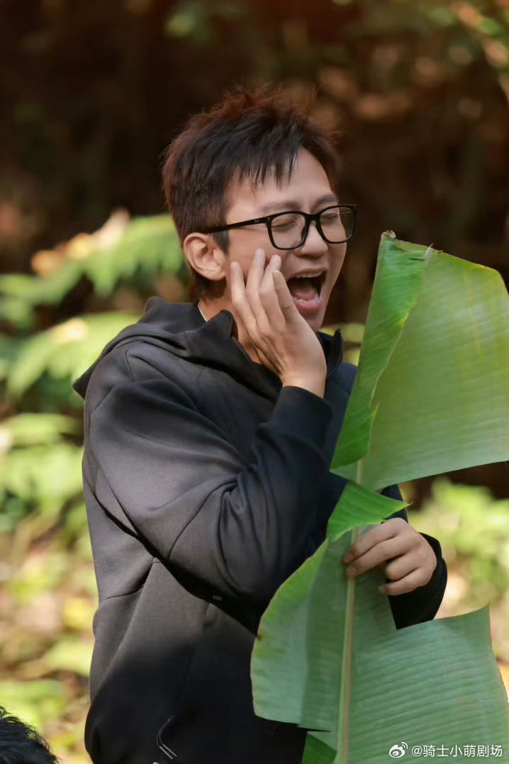 邓超从不看别人微信头像邓超说自己从不看微信好友头像，换风格换造型都无感，只看文字