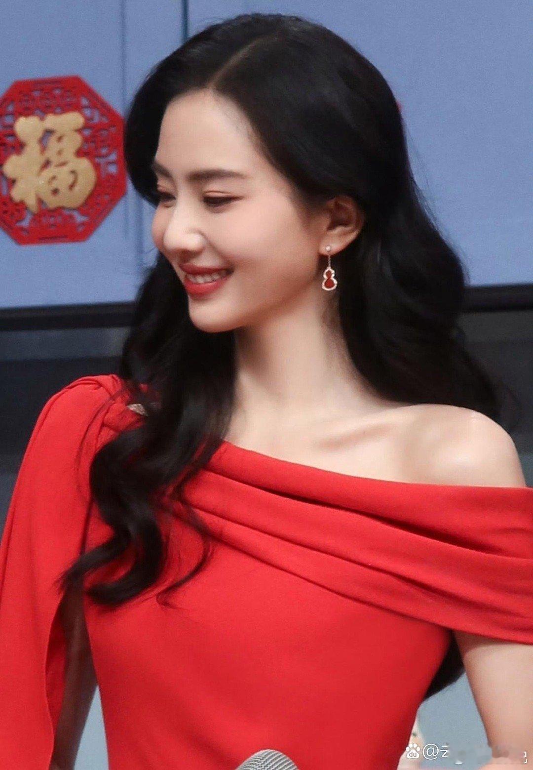刘诗诗笑容好甜美，气质优雅又高贵，这样的女神谁不爱？ 