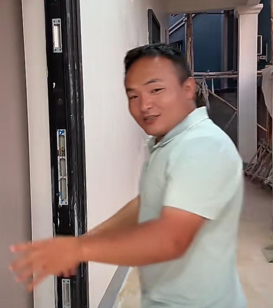 网络主播小胖墩的直播间，
最近比较黯淡，稀稀拉拉的没几个人，
眼看就要回国了，眼