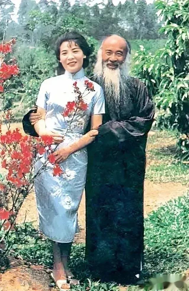 著名画家张大千与第四任妻子合影。他们多恩爱多甜蜜啊！这个妻子是大千女儿的的同学，