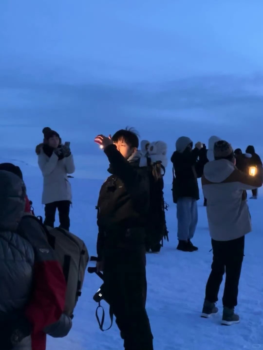 挪威偶遇李现韩商言回挪威述职啦！蓝调时刻氛围感拉满 