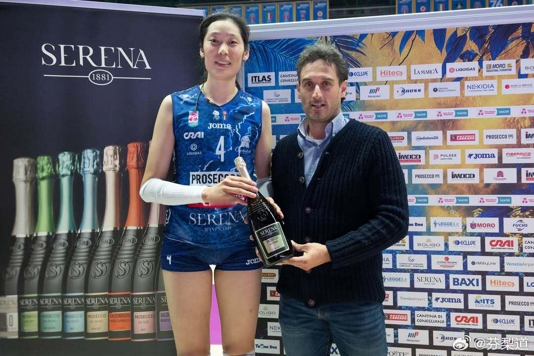 朱婷科内利亚诺朱婷对圣乔瓦尼一战荣膺MVP赛后访谈咱听了，但接受颁奖的图科内利亚