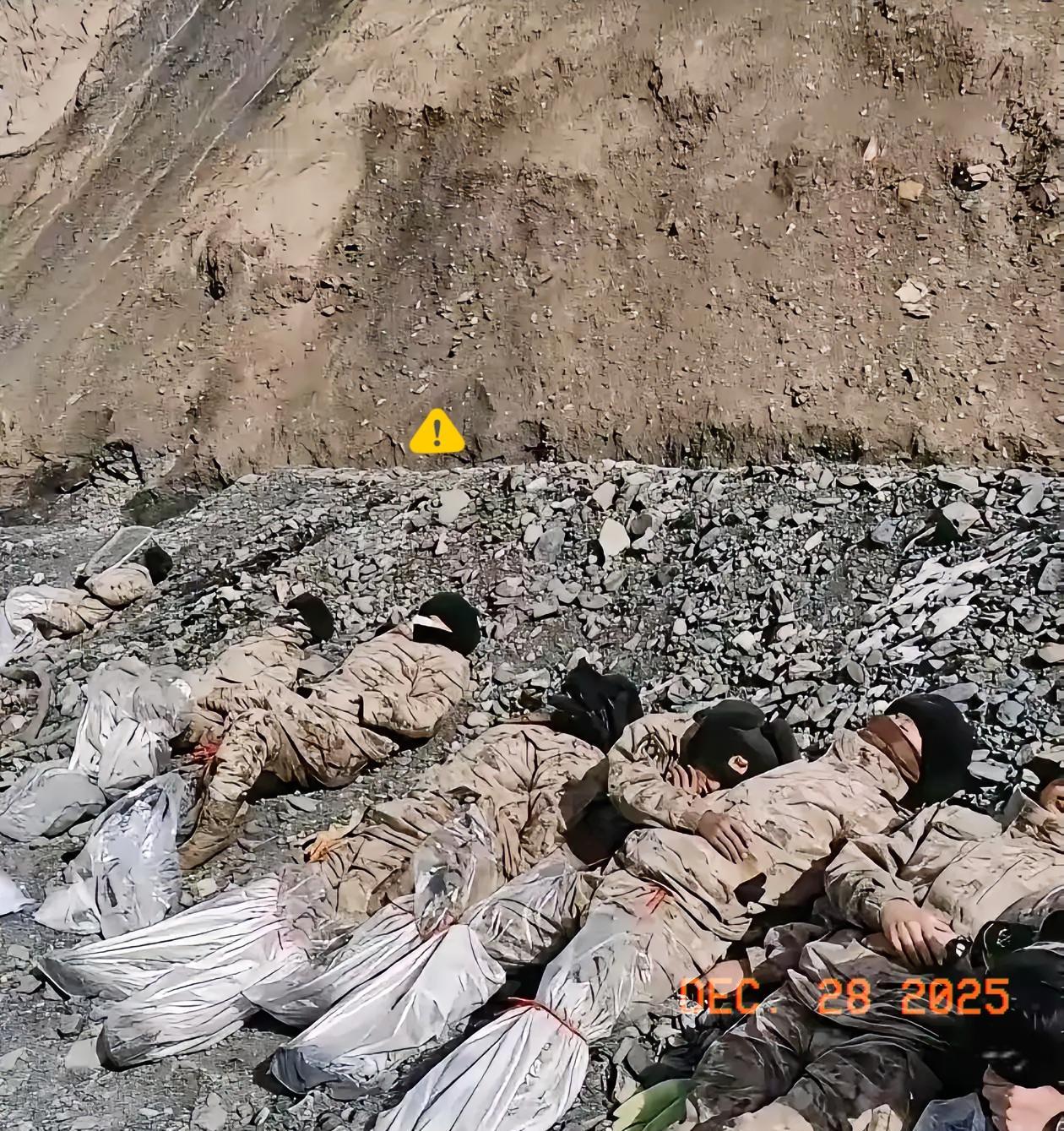 远看吓一跳，
近看泪湿巾。
在荒凉的山野中，
他们以大地为枕，
以天为被，
守护