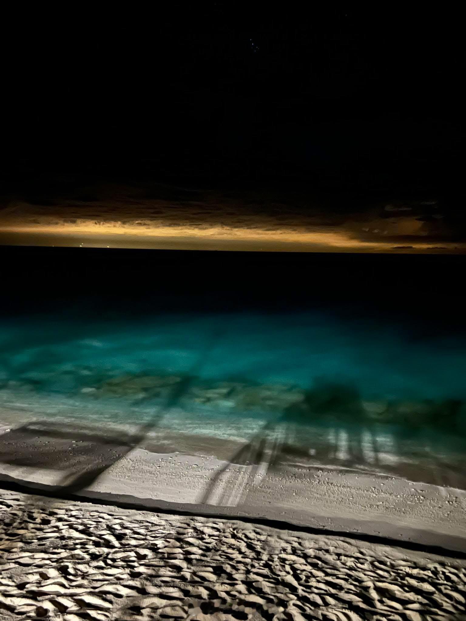 从巴哈马比米尼岛看到的迈阿密城市灯光。 ​​​