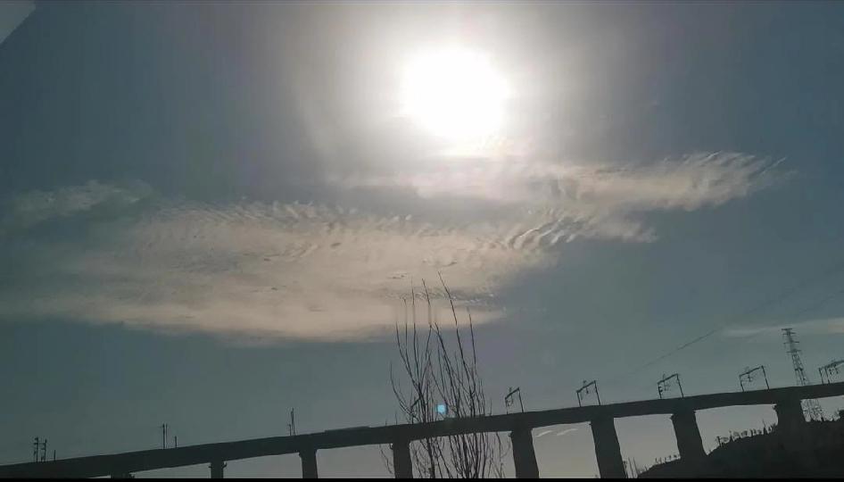 晒图笔记大赛今天出门，看到一奇观，大家看像什么？因为在车上，拍的不是特别明显。