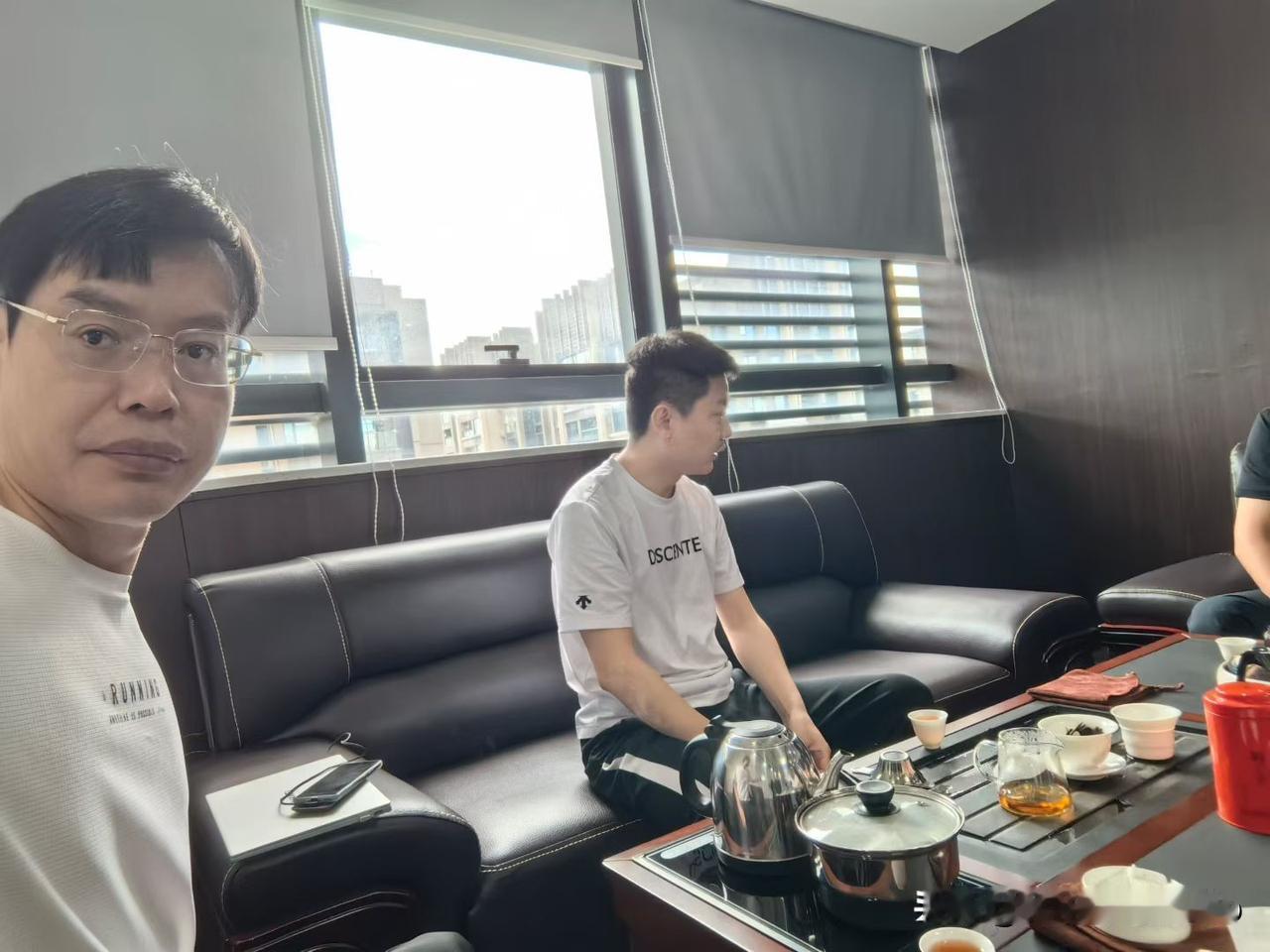 雨后天晴适合喝茶聊战略
​新鲜零食的百城千店计划