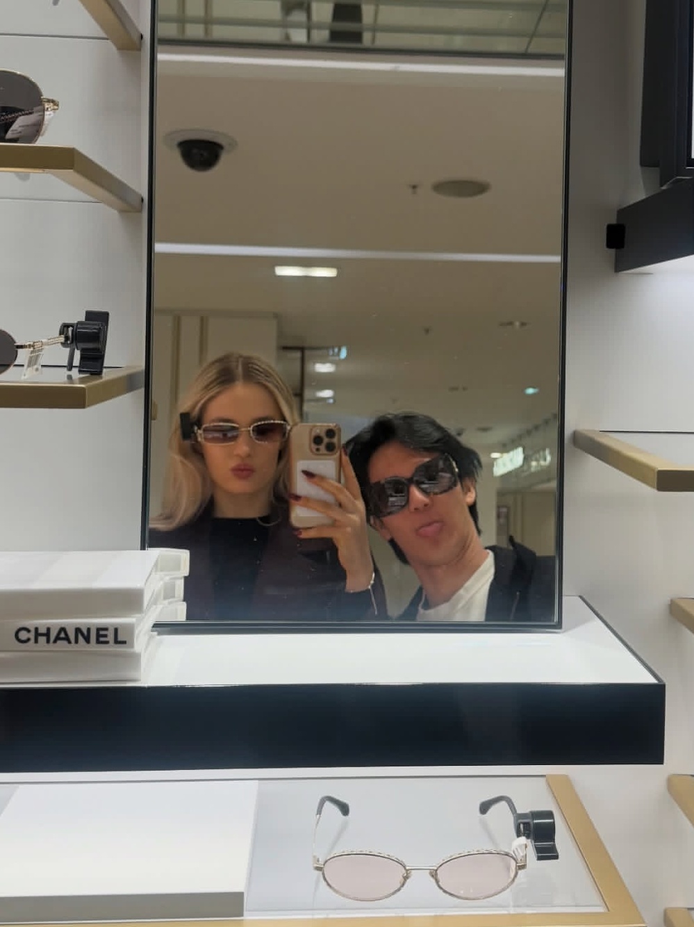 kimmy repond 瑞士超模已退赛世锦，携男友度假归来 