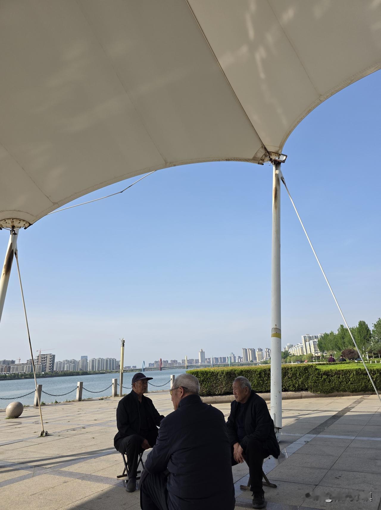 老朋友又跟我吐槽：他儿子就是白眼狼，吃我的喝我的还不给我好脸色……

不是一次两