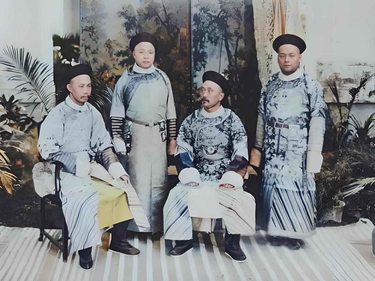 这张1905年的合影，定格了晚清西藏主权交涉的关键现场，左三为谈判主使唐绍仪（清