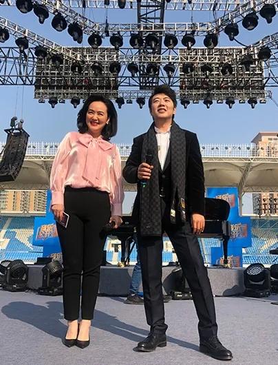右面的帅哥是钢琴大师郎朗吗？崇拜他好多年，发现他特喜欢参加综艺节目，有时是表演自