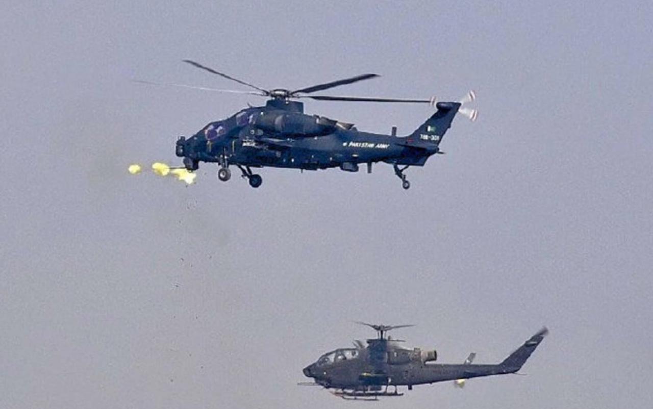 【巴基斯坦直-10ME官宣亮相，和美国直升机摆一起，像两个时代的产物】

近日，