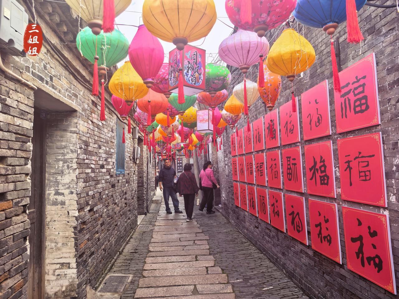 泰州溱潼古镇，烟火气里的千年时光交错。
溱潼古镇距离溱湖不远，所以我游览完溱湖便