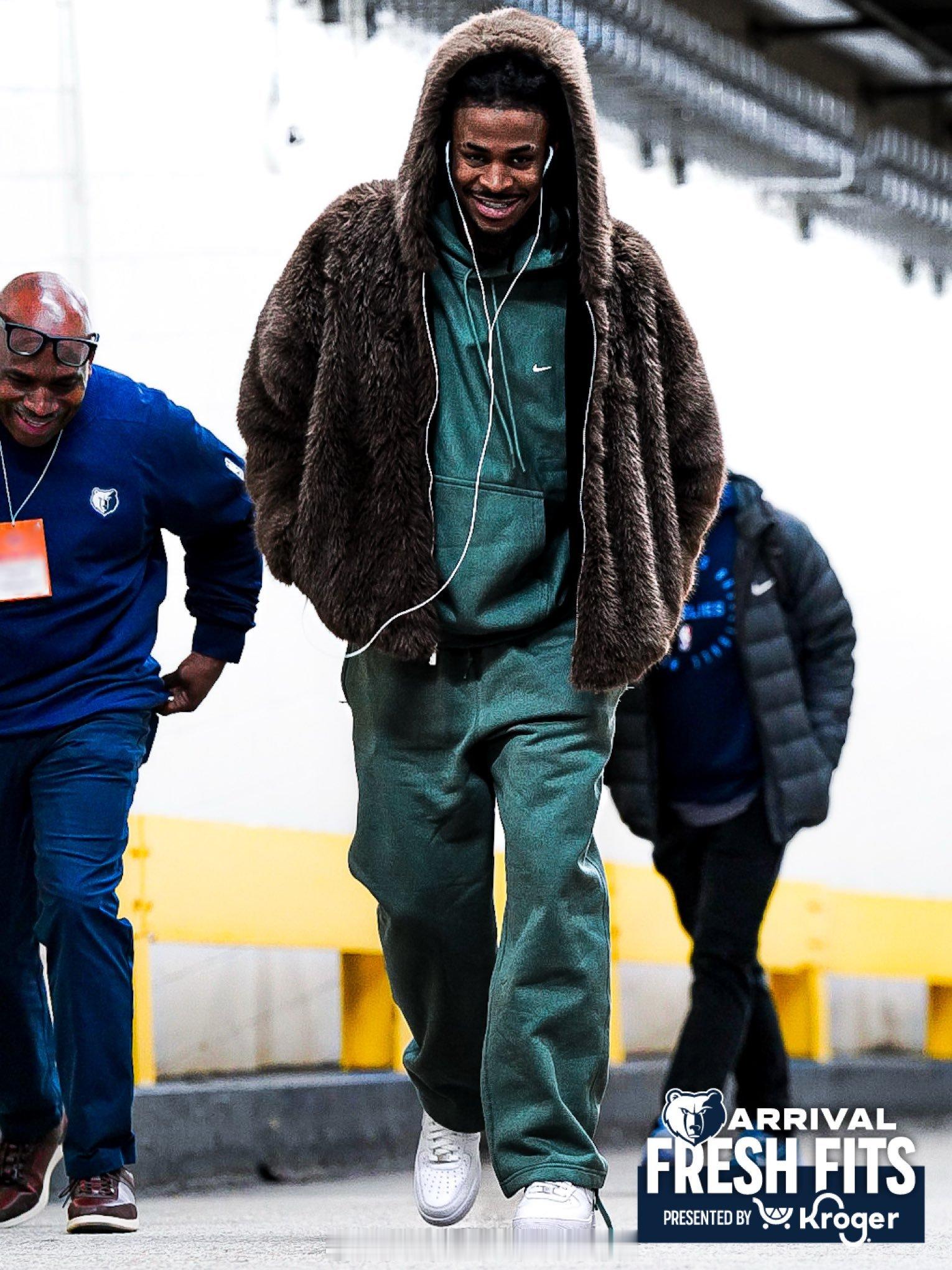 看来是冷了，上貂了～也漏出了久违的笑容 