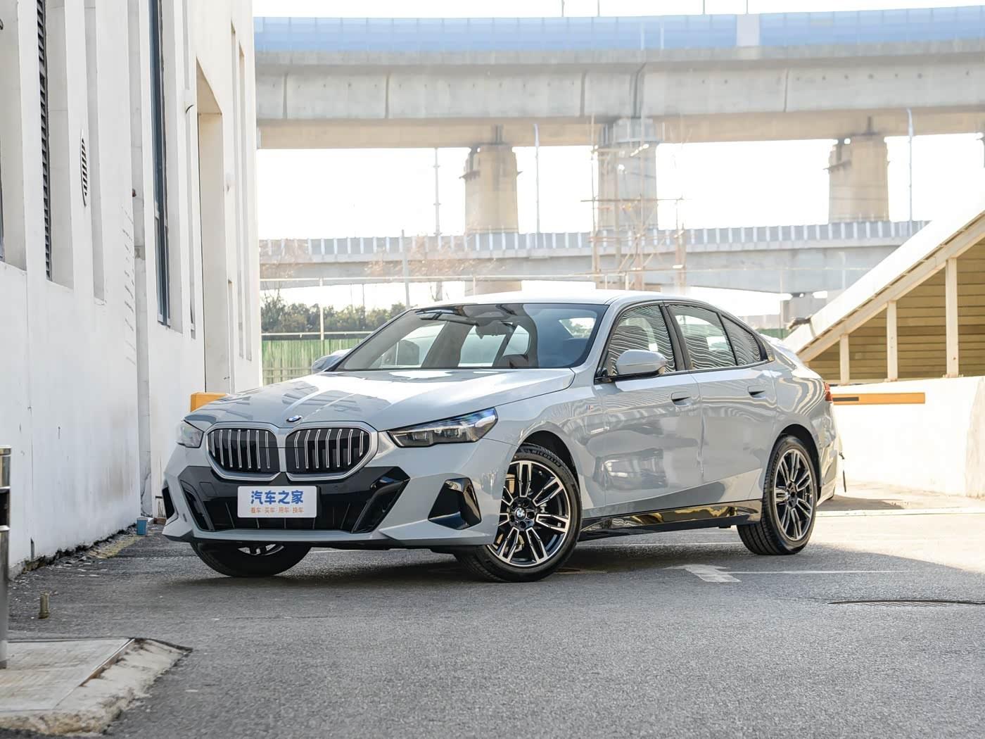 目前进口版中最低的宝马525已经只要30、31万附近了，这个价格还是挺香的，毕竟