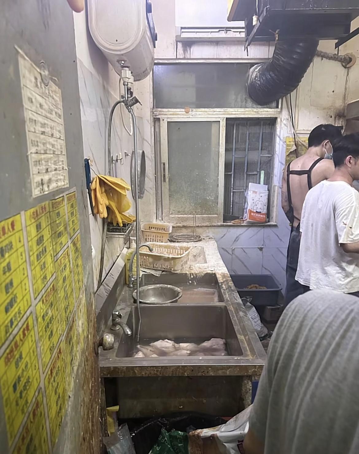 美食博主探访“幽灵外卖”，这炸串现场真是太脏太恶心了，商家的良心也不知道跑哪去了