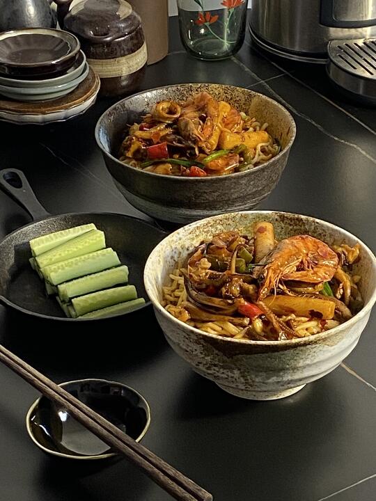 一碗香辣海鲜面下肚🥢