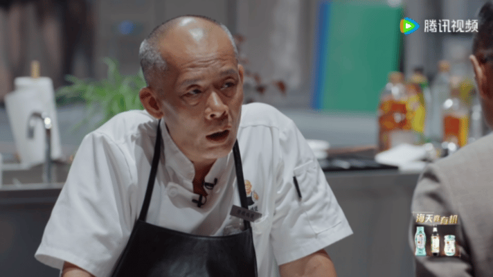 莫氏鸡煲回应争议一饭封神只要坚守好对食材的准备，莫叔为做好每一锅鸡煲，莫氏鸡煲这