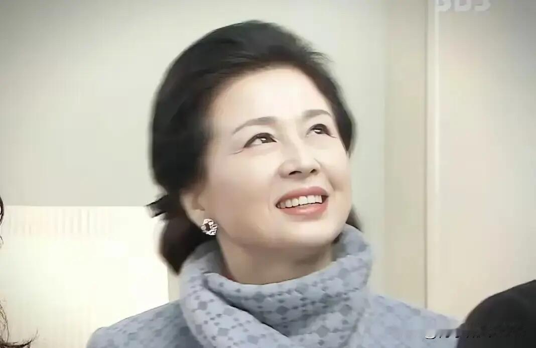 这才是亚洲第一气质美女，70多了依然美貌如花，她真的是骨相美，头型好漂亮，眼神有