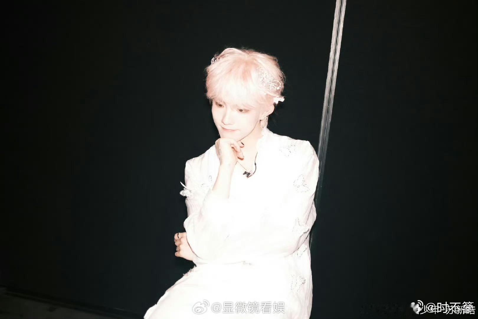 苏新皓 不是明星 苏新皓带着少年的随性出行，以低调姿态面对一切。他身上的温柔，如