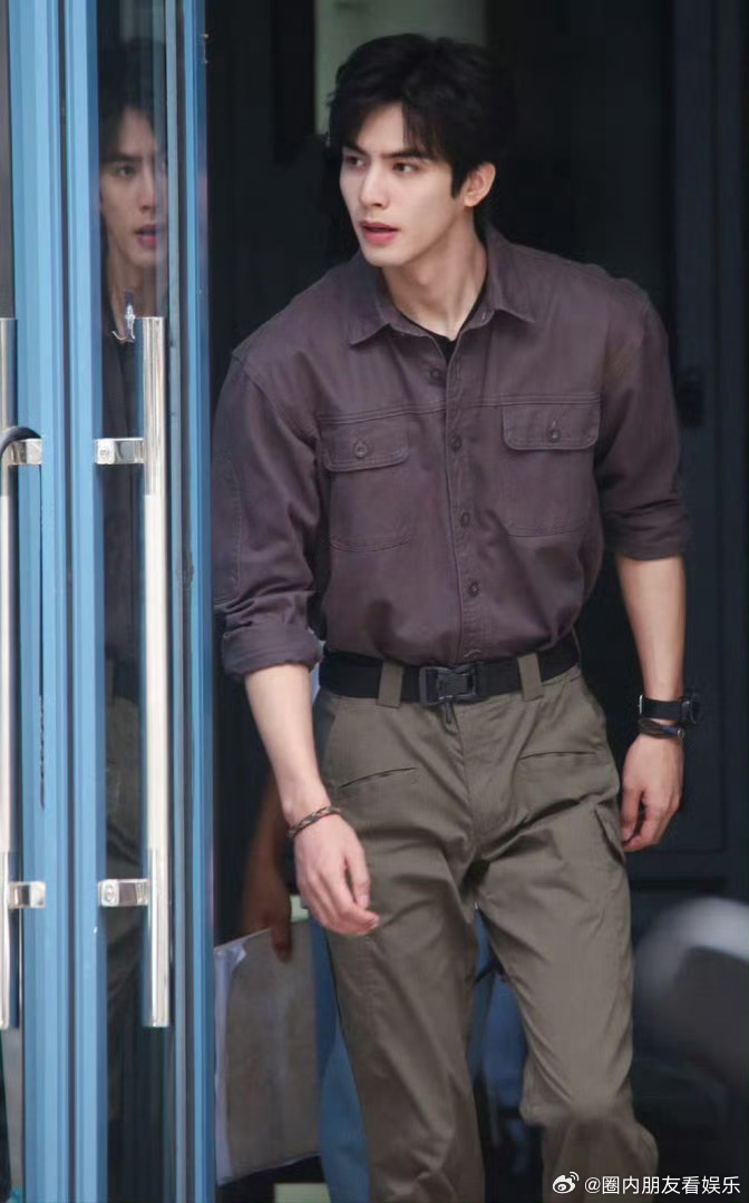 宋威龙27岁的第一个代言 看着他从青涩到沉稳，每部剧都在进步，《骄阳》的爆火是最