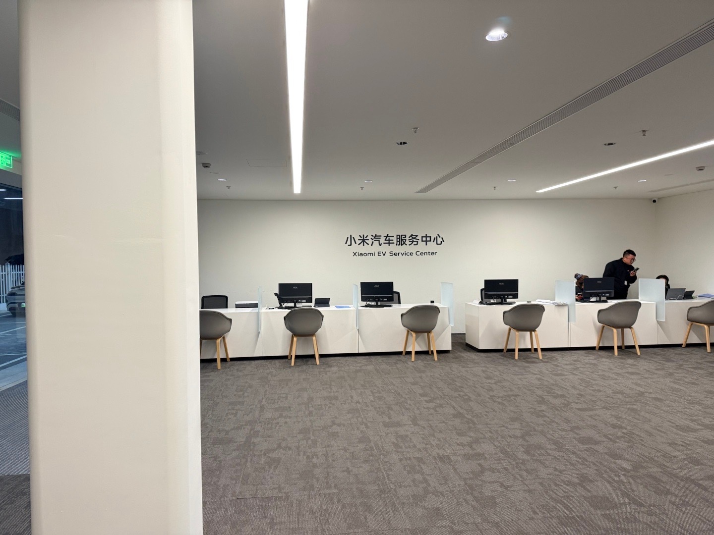 小米Su7扎胎了来补轮胎，顺便喝一口小米的红茶吧 