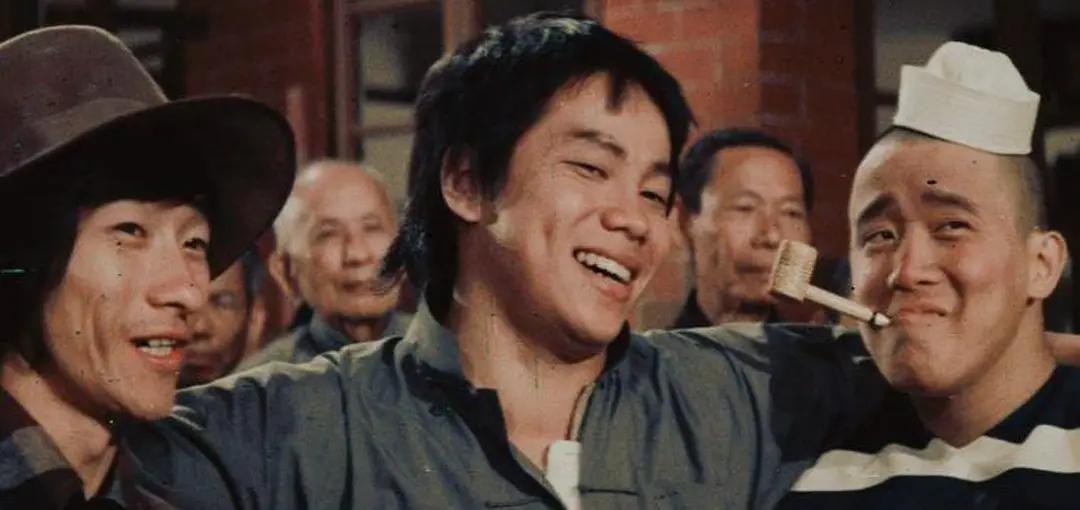 能认出左右两边的人算你厉害！
2023年，美国人曾拍过一个纪录片，事关李小龙，名