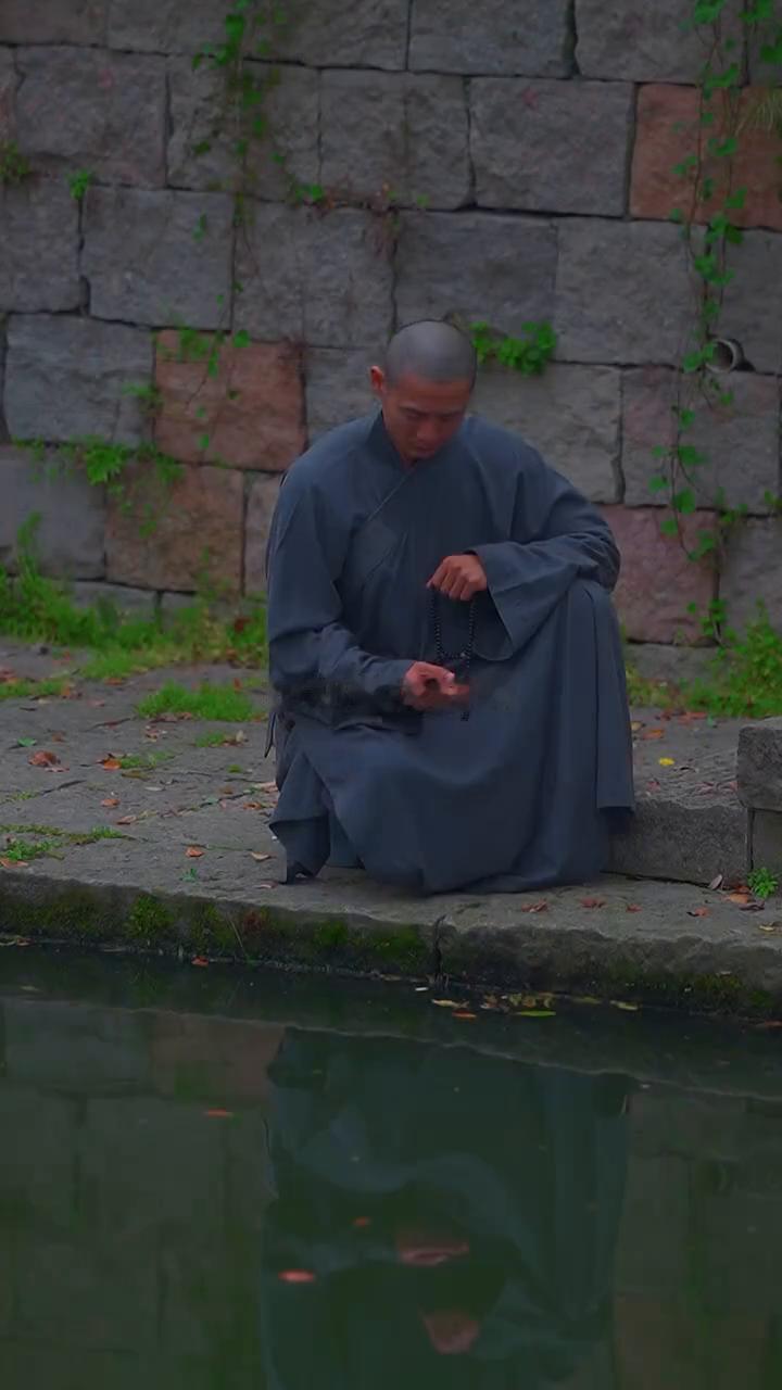 恭喜你。
恭喜你遇了个后劲十足的孩子，别看他当下默默蓄力，那是因为属于他的绽放时