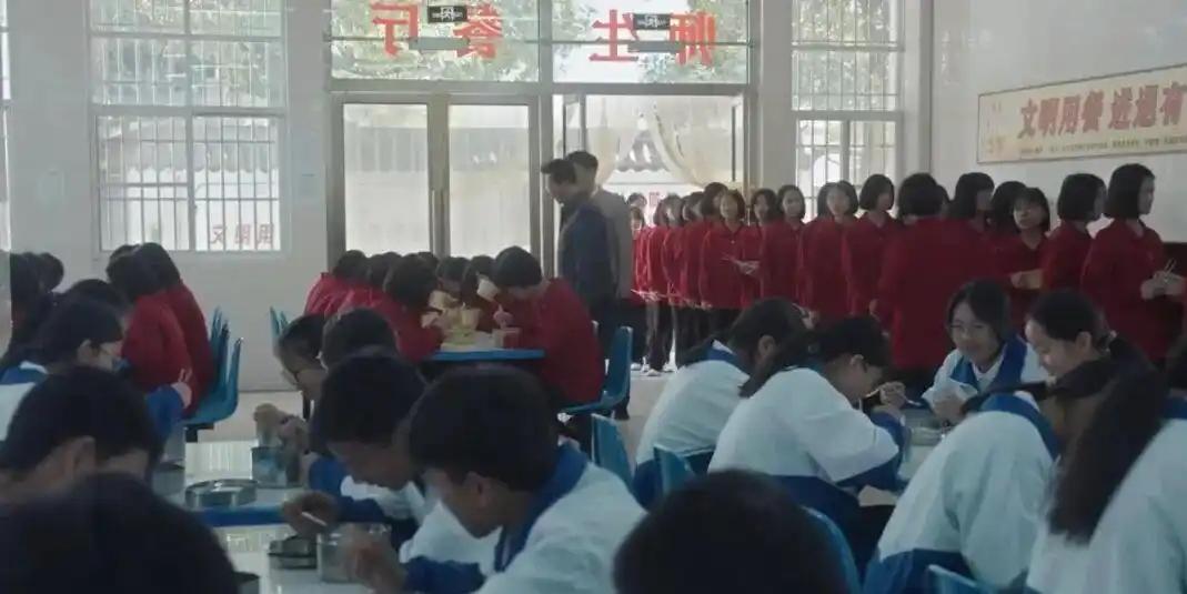 上海学生午餐发臭事件引众怒！家长积怨爆发：食品安全只是冰山一角
近日，上海绿捷供