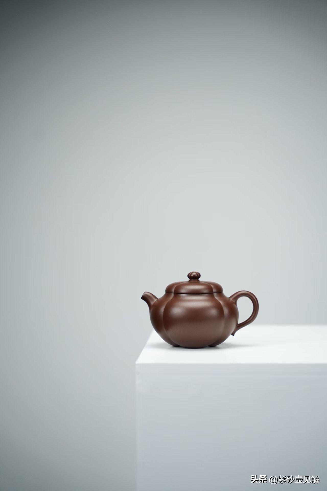 直播间捡漏？壶友圈的真话都在茶桌上
老周刚泡上一壶老白茶，小陈就兴冲冲推门进来，
