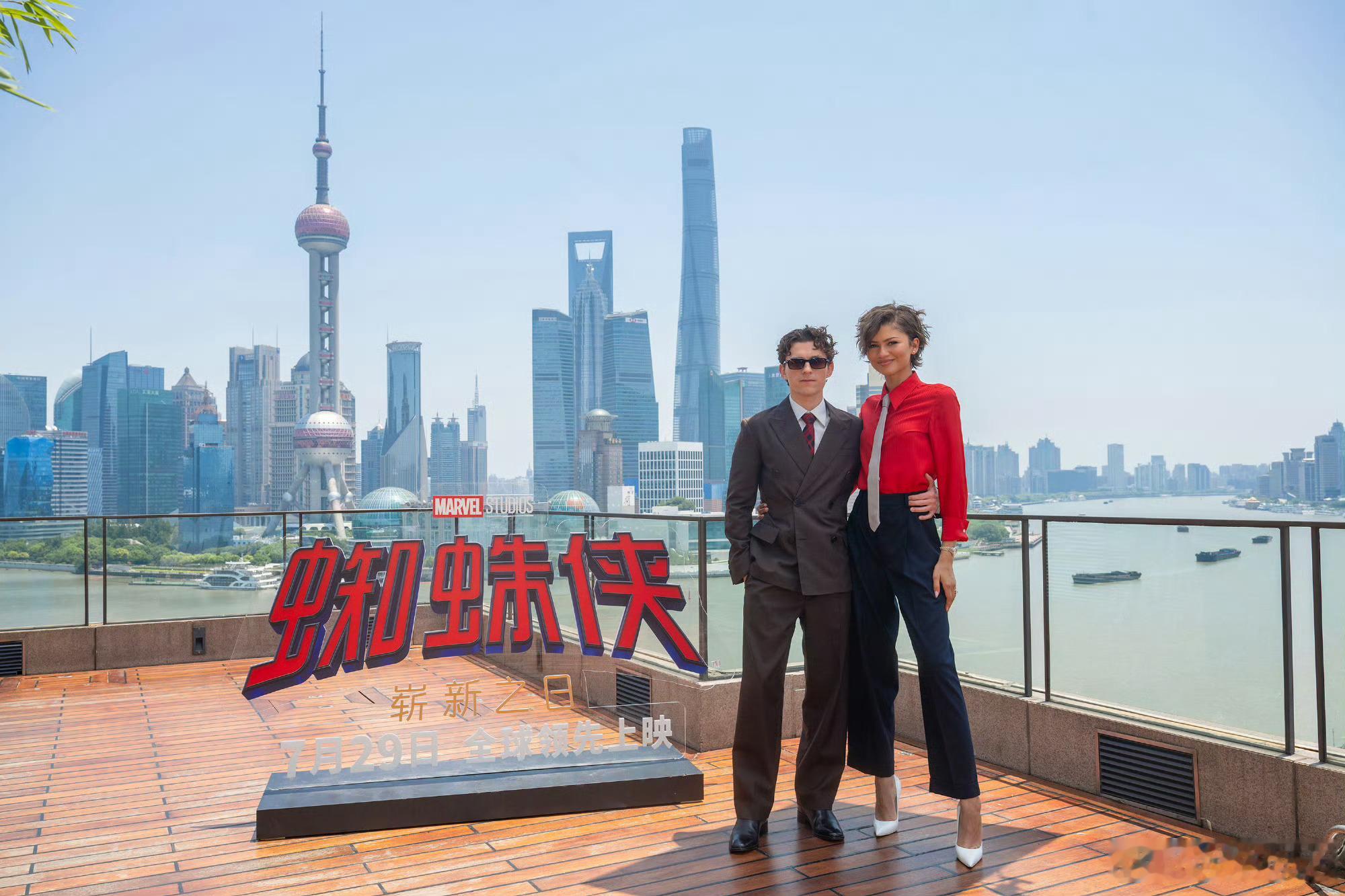 荷兰弟赞达亚东方明珠前合影赞达亚荷兰弟上海外滩合照赞达亚、荷兰弟在上海外滩的合照