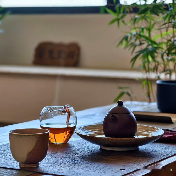《幽境·排律》
茶烟袅袅绕青瓷，浮沉辗转意难知。喧如朝市终成寂，浓若春华化秋枝。