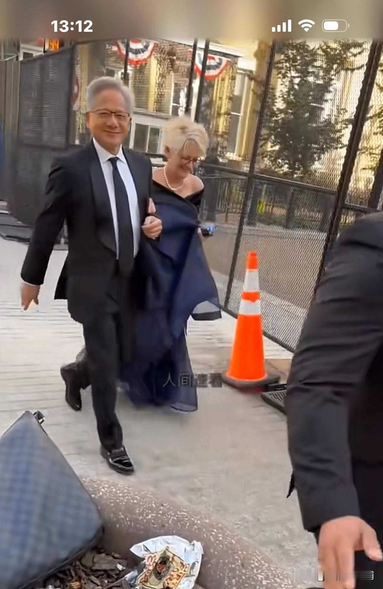 英伟达老板黄仁勋携妻子出席白宫晚宴，
从一个铁门进去了！
妻子穿着蓝色晚礼服，笑