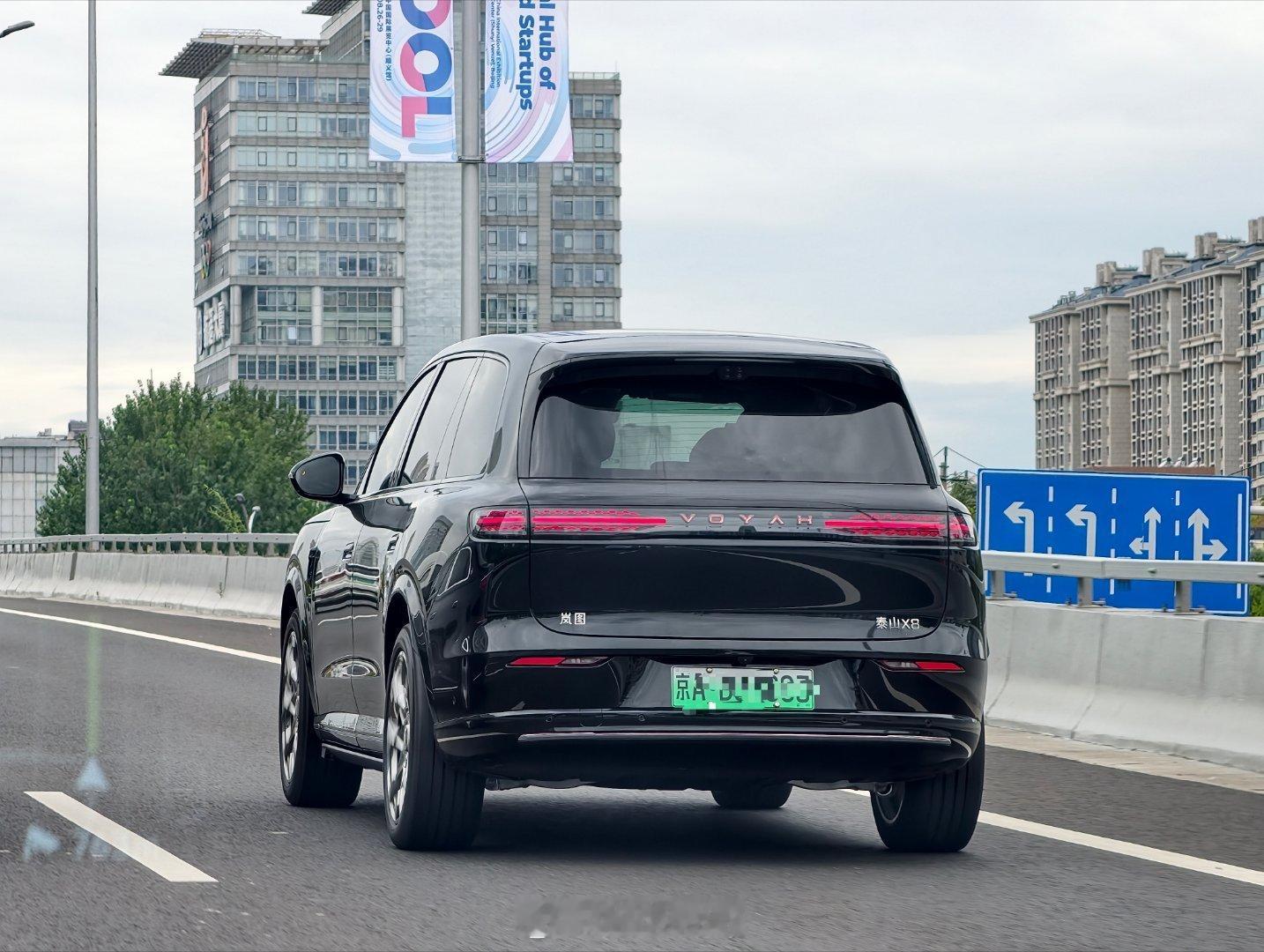 新能源汽车 燃油车买车肯定选新能源呀，舒适，出行惬意，大空间真享受，现在我觉得开