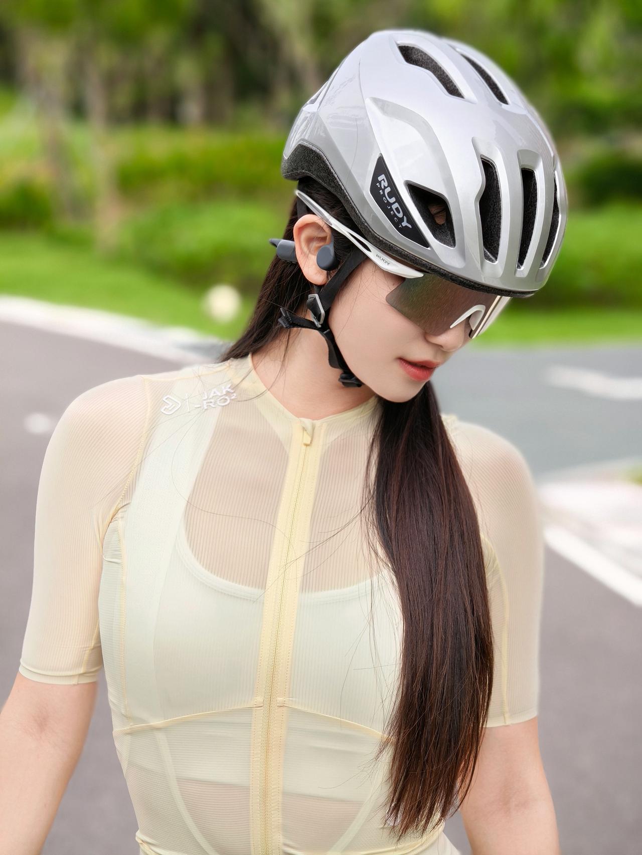 低级自律是全速奔赴终点，顶级自律是不急着抵达沿途风景。