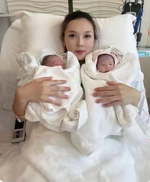 南京的一个女孩儿，怀上了双胞胎。
婆家得知是女儿后，居然要求打掉，说家里没钱养女