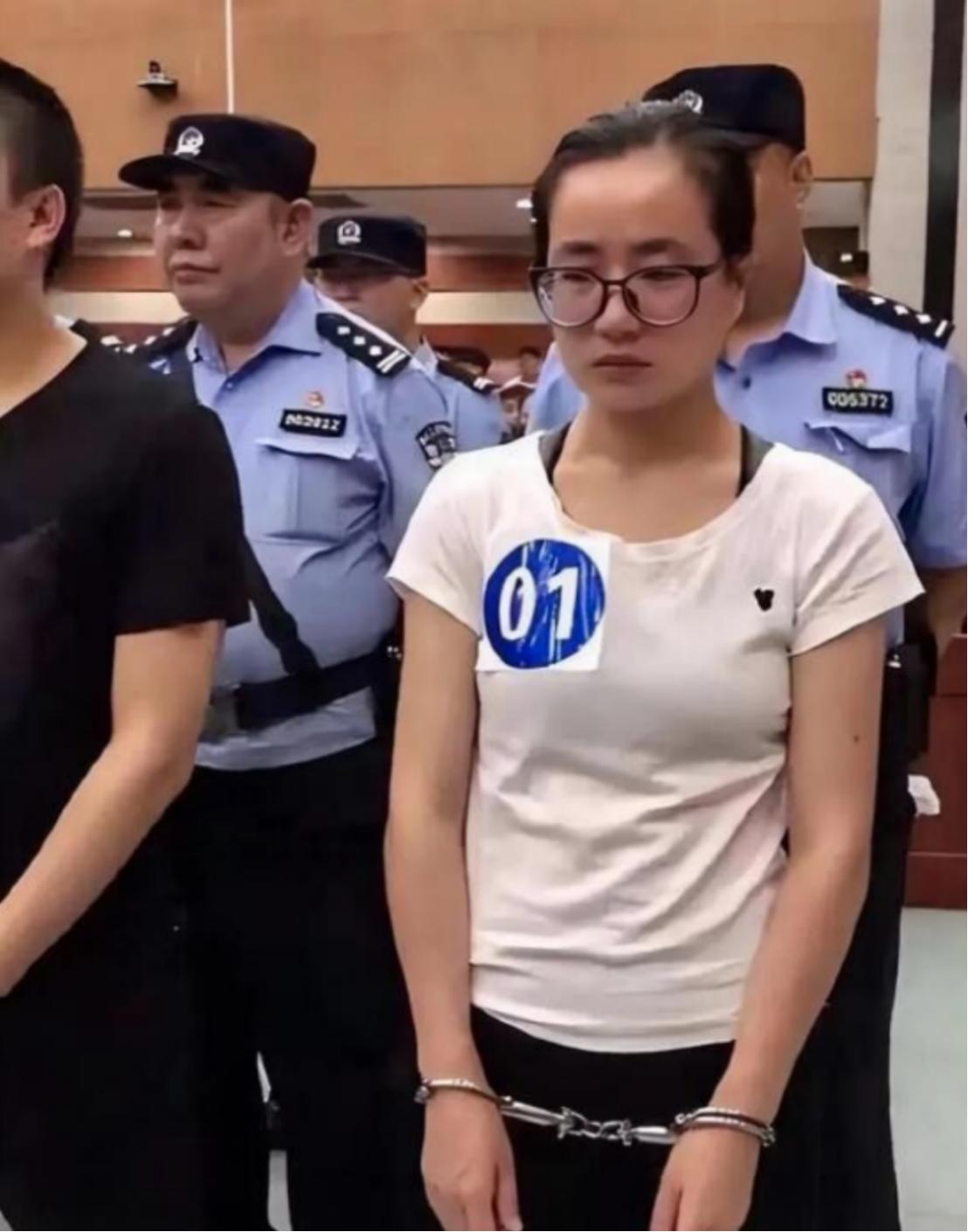 2019年，正在读硕士的杨春燕，在教室上课时被警方带走。老师一脸惊讶地说：“是不