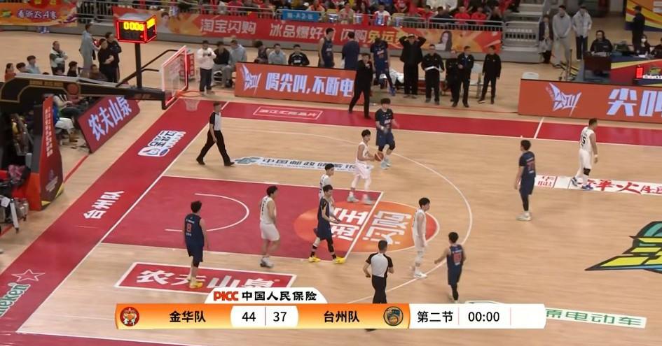 金华队44:37暂时领先台州队，半场追回了7分，大家觉得金华今晚能实现14分以上