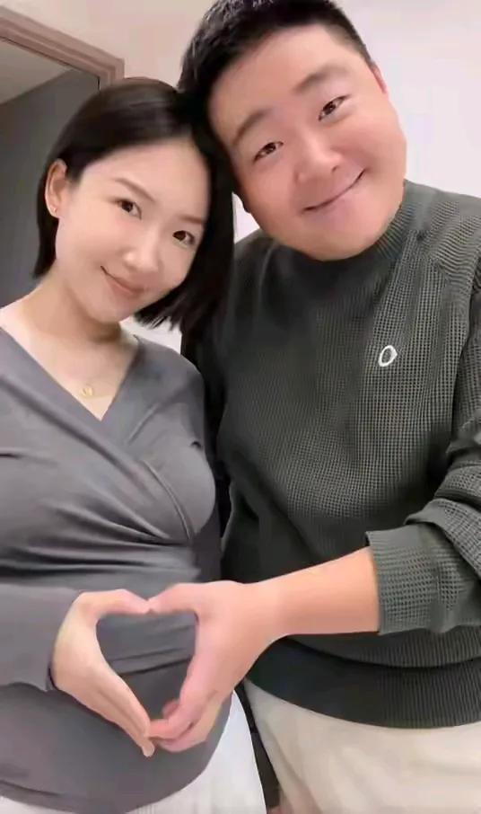 莫名地觉得郝劭文的妻子长得有点像李亚男，可爱又甜美，难怪她离异带娃还能嫁给郝劭文