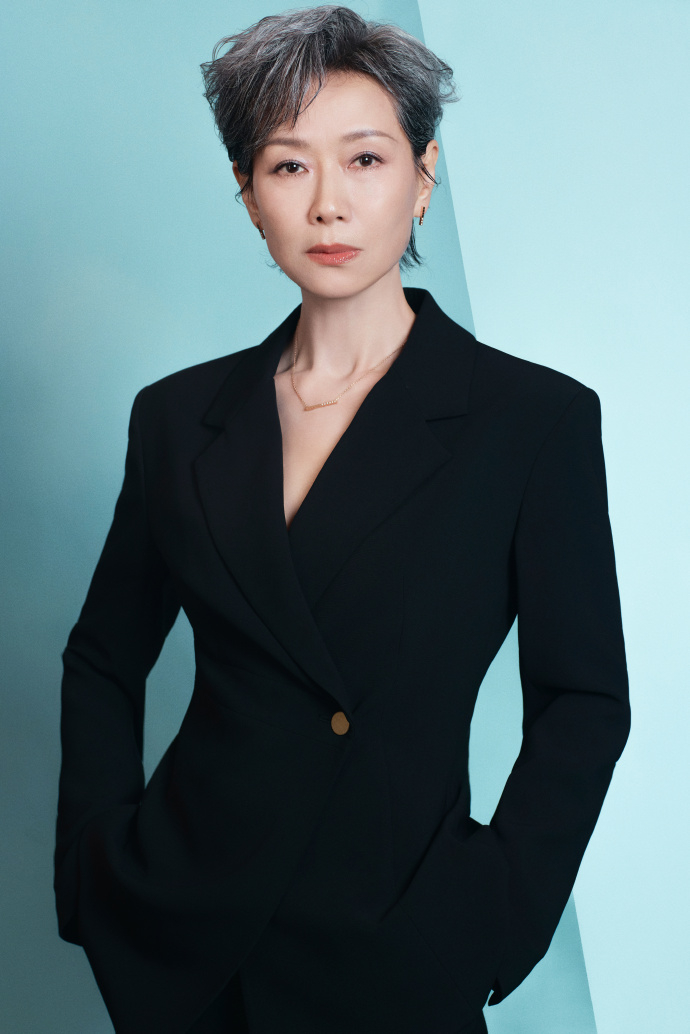 金莎更爱孙丞潇还是叶童 在微博电影之夜线上活动中，金莎推选偶像叶童为 “年度瞩目