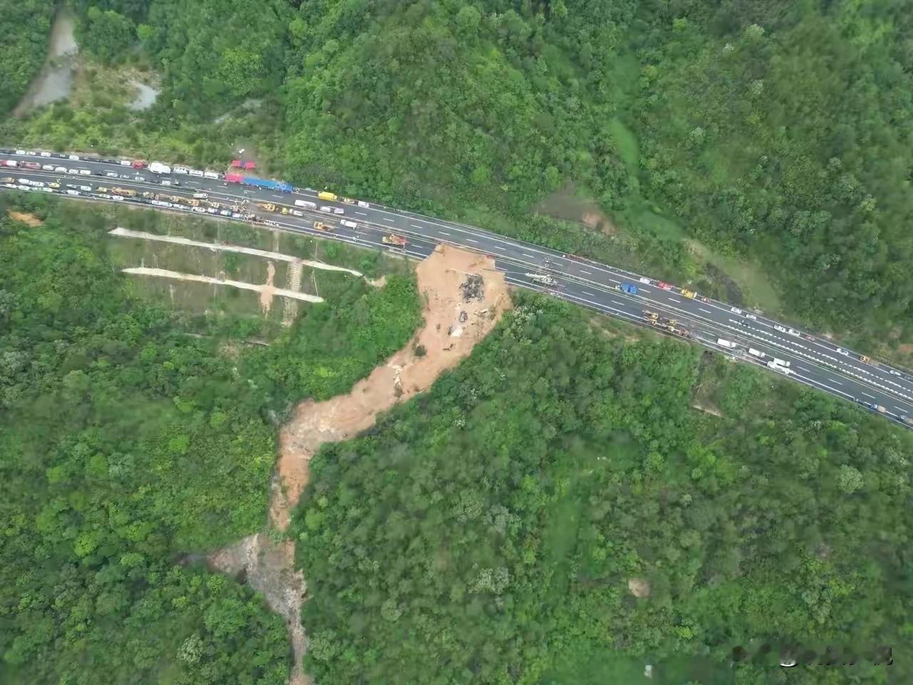 塌房高速公路航拍的照片，原来此路段山高坡陡，而且旁边做过加固，想不到撑不过五一，