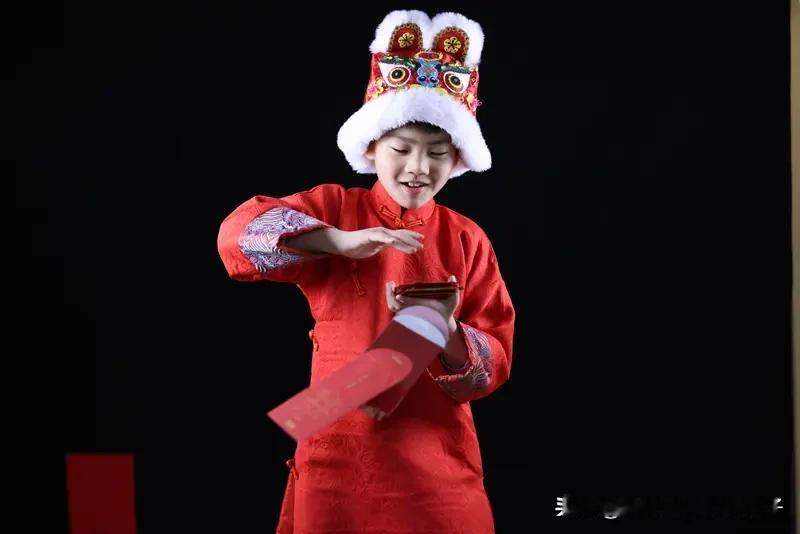 春节露一手才艺，是不少人的心愿。25岁的胡娜下班后跟着短视频学做饭，她父母不在身