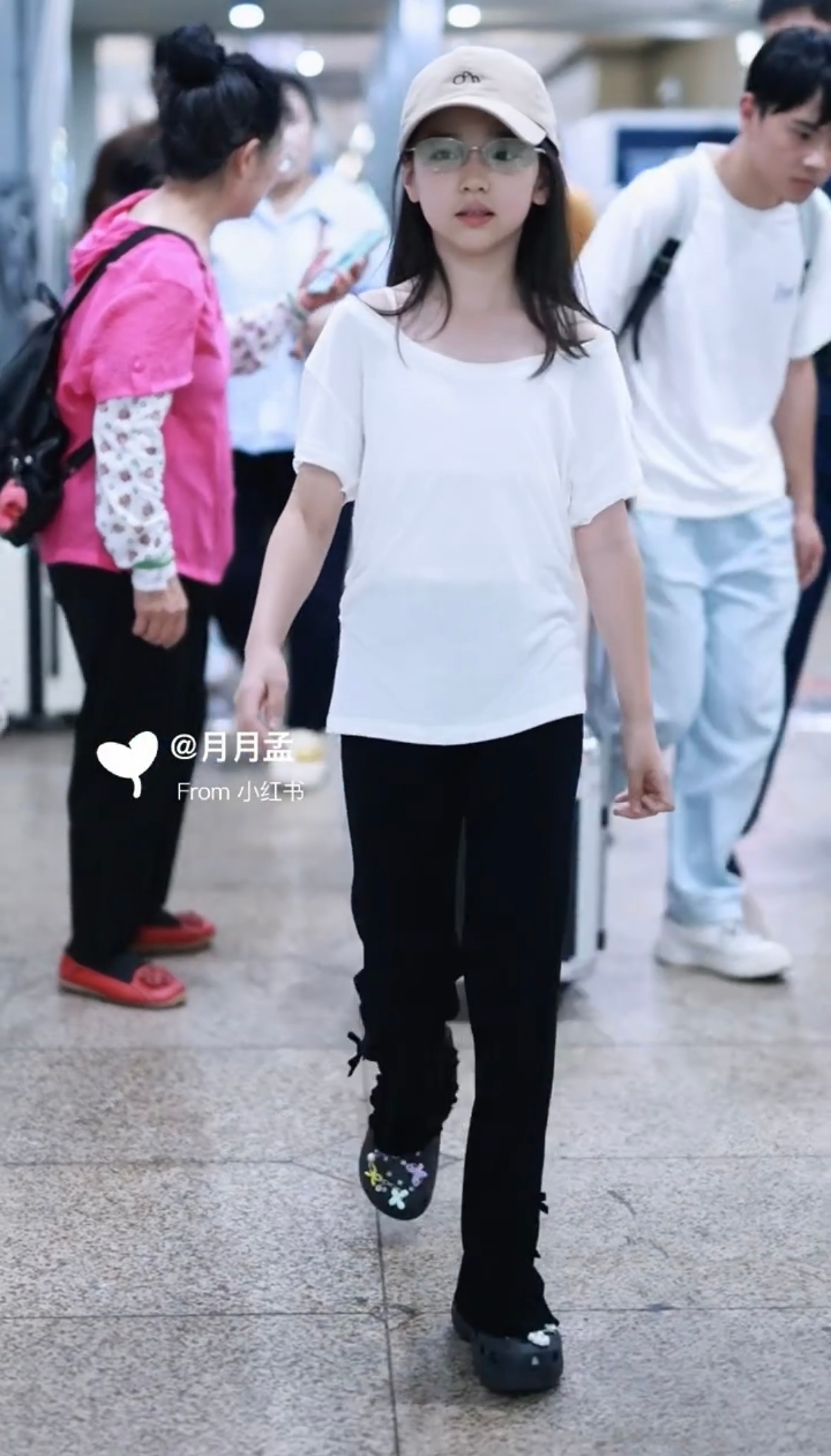 小酒窝穿董璇衣服机场偶遇小酒窝，被路人夸衣服好看，笑着说是妈妈董璇的时间过得好快