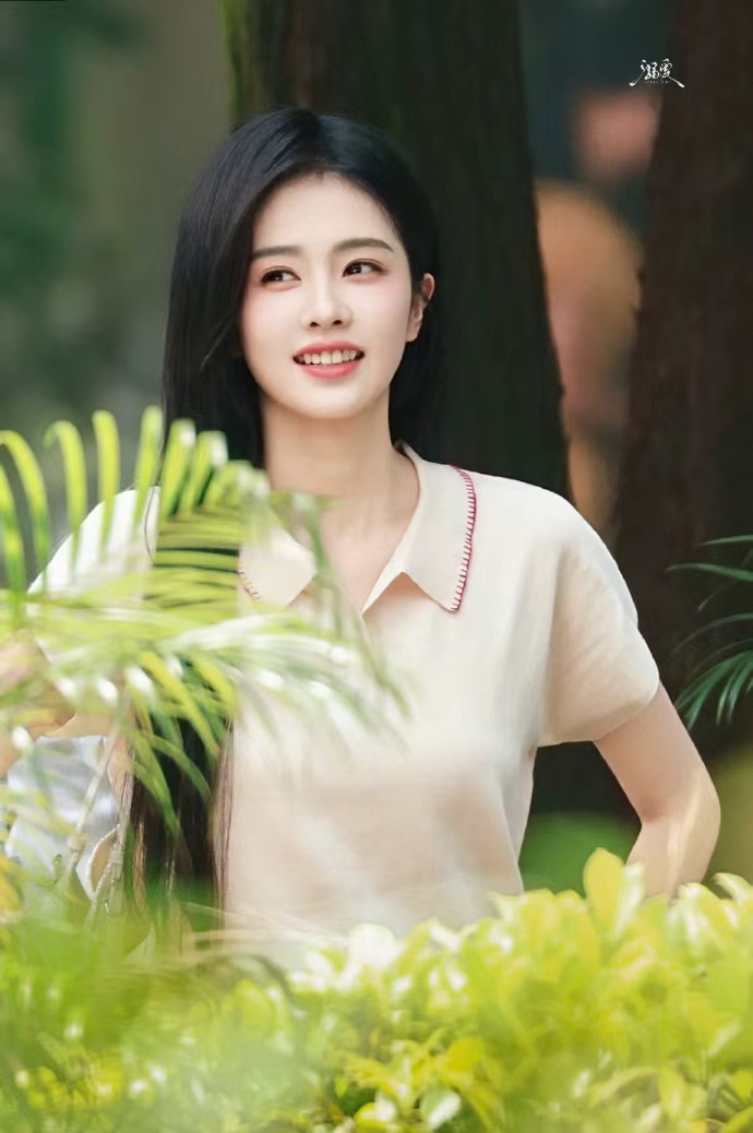 白鹿古早年代文学女主白鹿开到荼蘼首套造型 白鹿古早年代文学女主，白鹿开到荼蘼首套