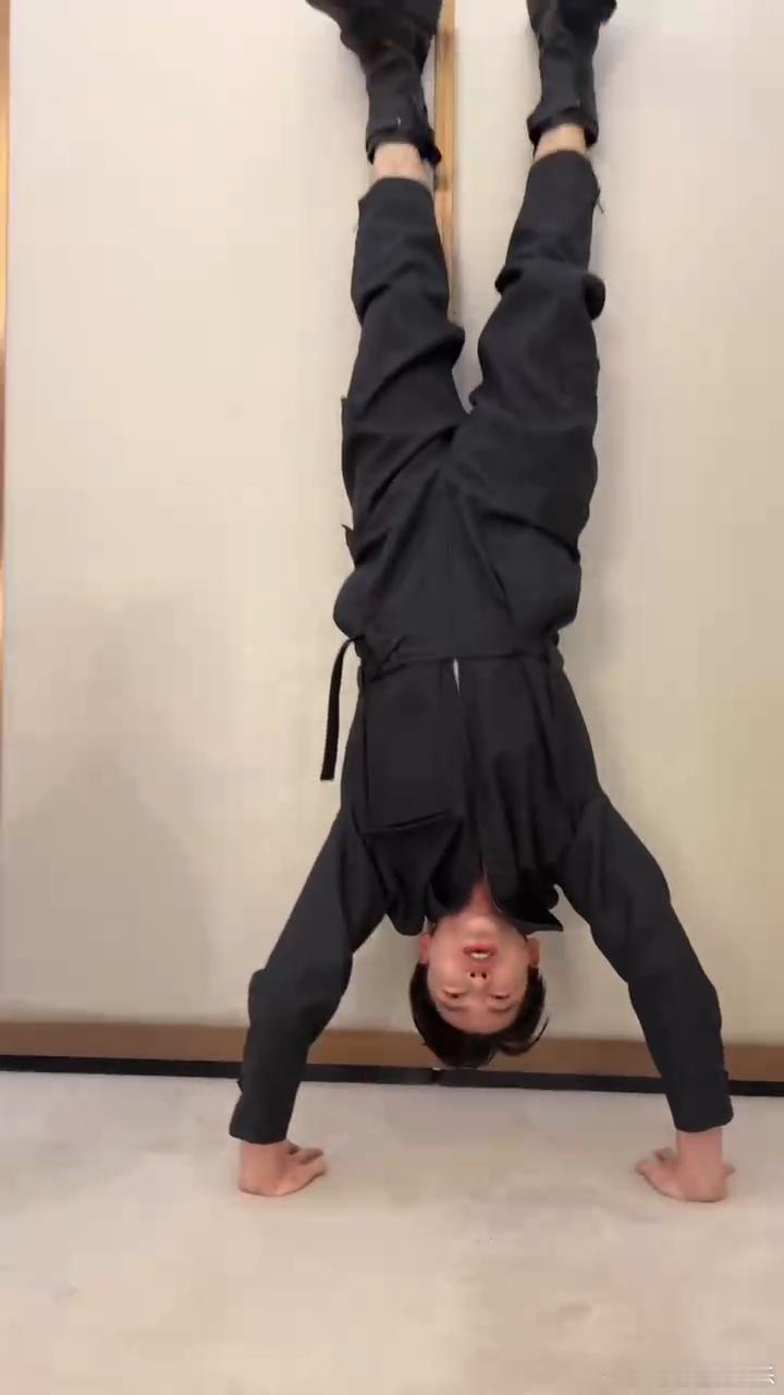 #要久久爱全员兑现破万福利# 要久久爱全员破万福利，黄瀛子萌力全开，范丞丞反差萌