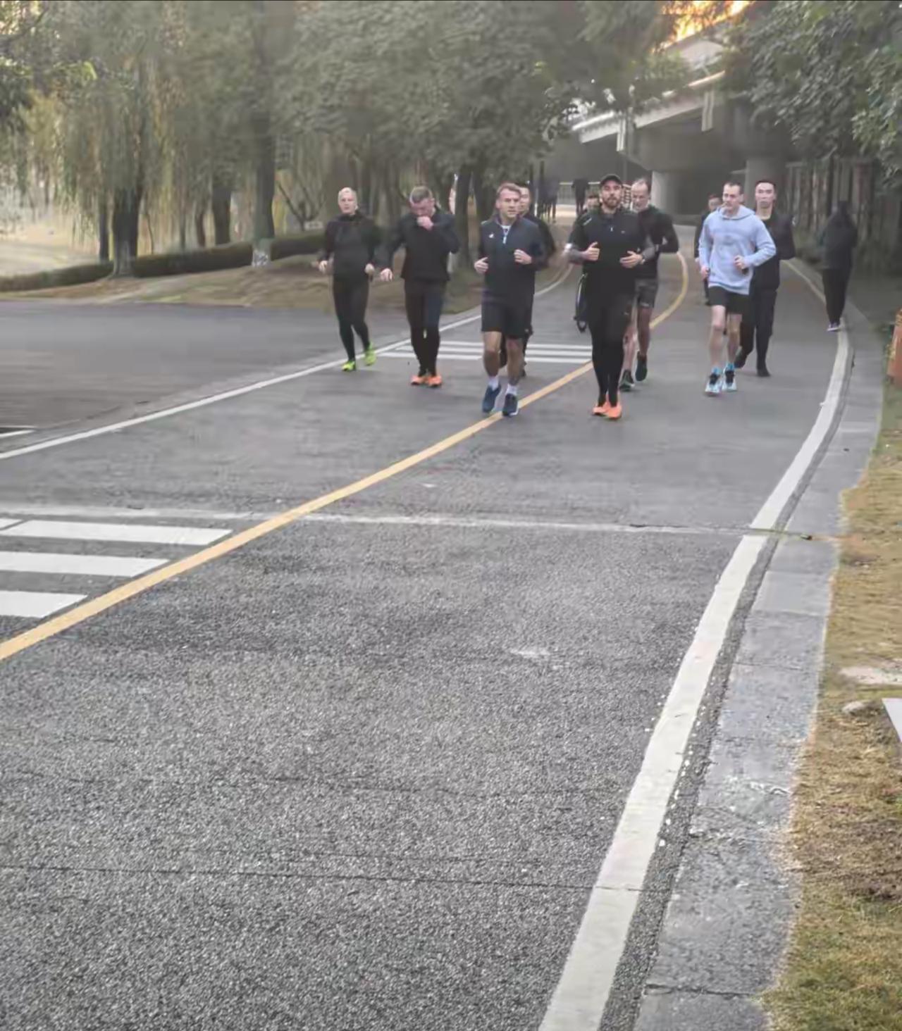 昨日晚间，马克龙及其夫人到达成都。
今早，布里吉特留在酒店休息，马克龙前往户外晨