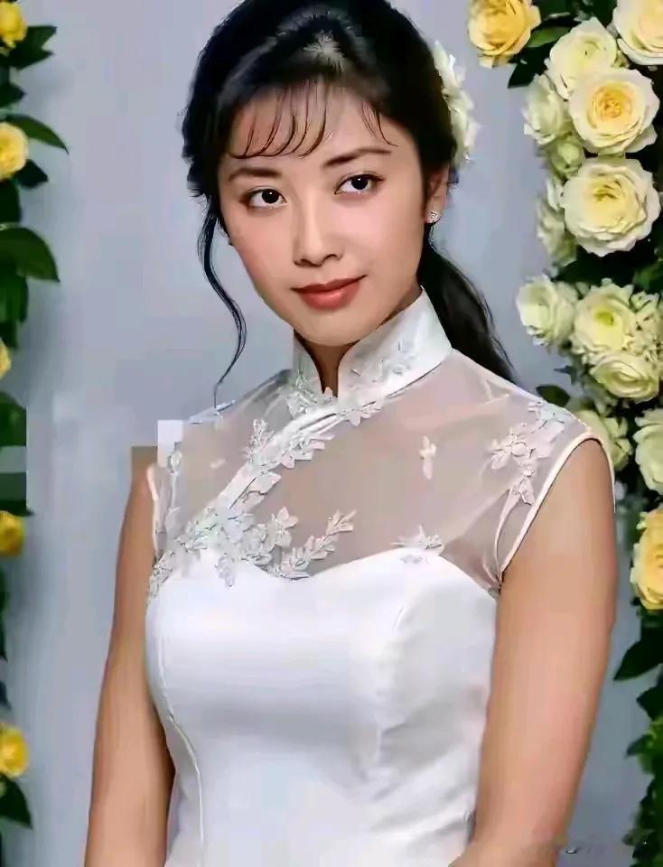 朱琳年轻时简直美得就是人间仙女一个！美得让人挪不开眼、美得笔者词穷无语难以描述其