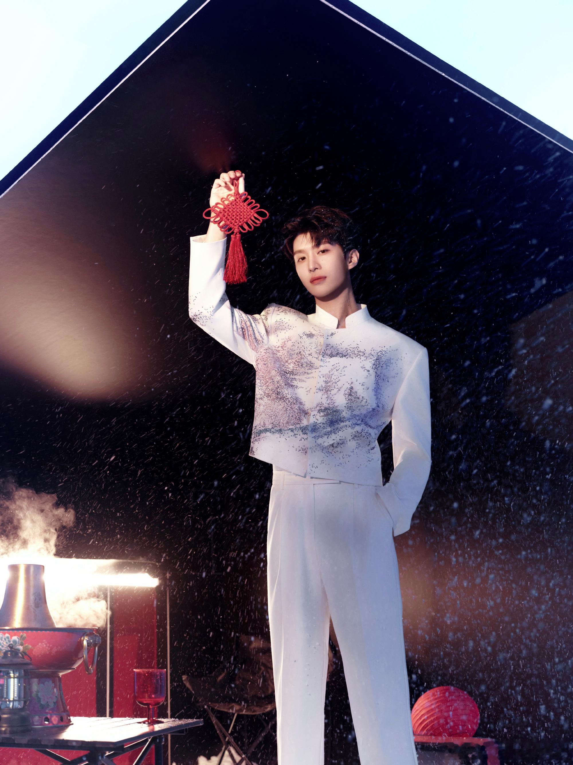 范丞丞今晚春晚的两套特别定制造型，一套MR. DANDY 特别定制红色外套和密扇