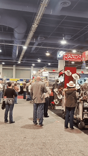 美国的爱国教育搞得风风火火，这是美国的一家普通商场，突然音乐切换成美国国歌，然后