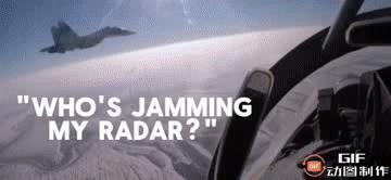 美军两架 EA-18G“咆哮者”电子战飞机降落在约旦空军基地，一架配备了 ALQ