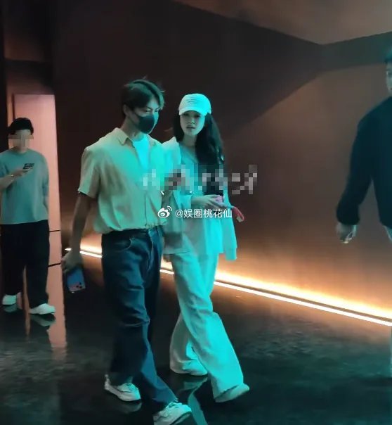 马天宇专程飞长沙为参与录制浪姐的孙怡打call。当天马天宇一身简约穿搭格外清爽。